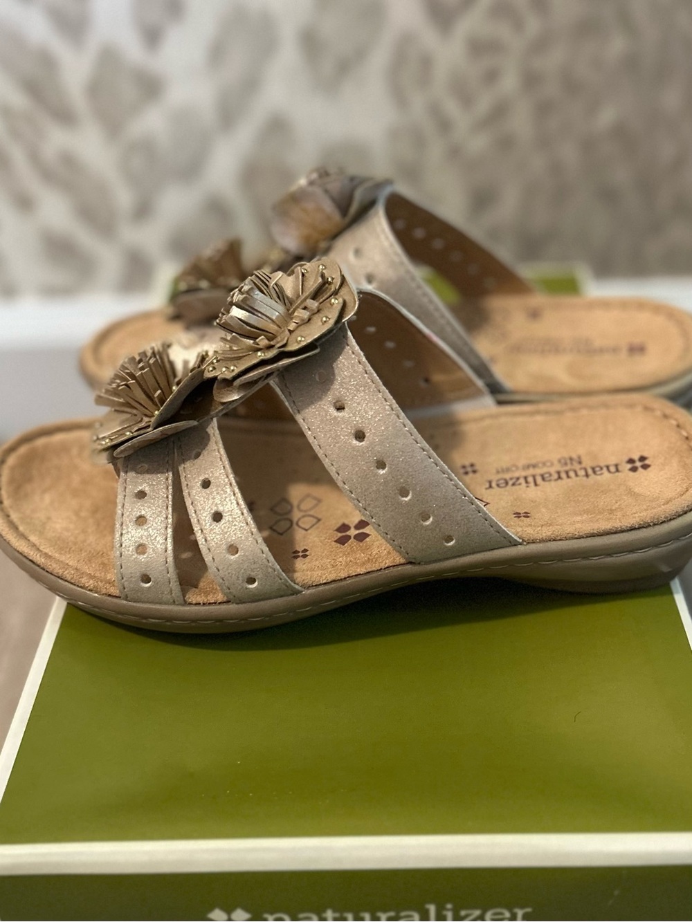 Naturalizer Jayda Women's Metallic Gold Floral Thong Sandals NWT